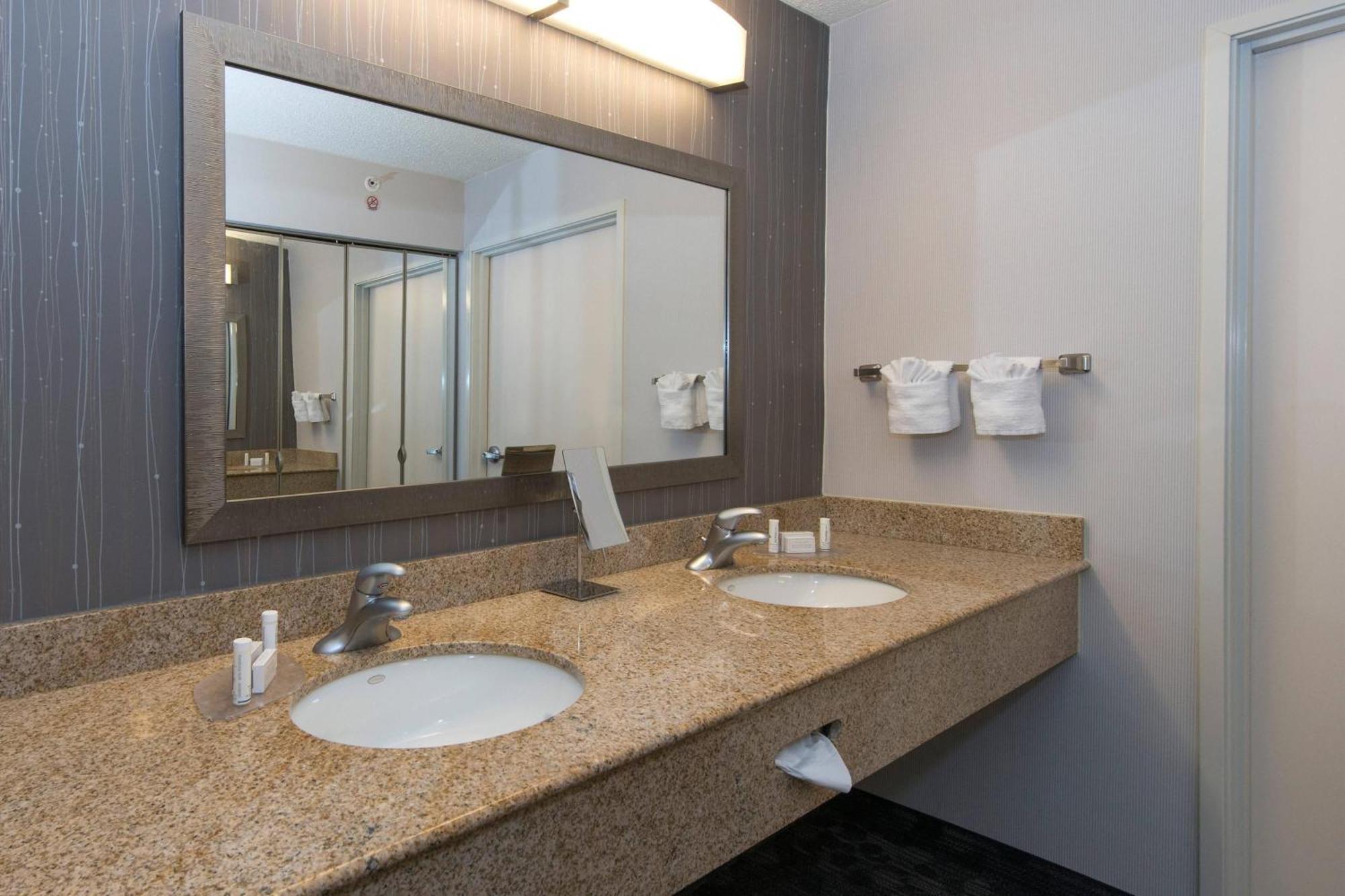 Courtyard By Marriott Albany Hotel Exterior foto